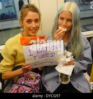 London, UK. . 14. April 2014. Frauen protestierten gegen die Facebook-Seite "Frauen, die auf Rohren Essen '' (WWEOT). Die Frauen wurden gebeten, zusammen mit der u-Bahn kommen und Essen zu Mittag aus Protest gegen was sie behaupten ist eine sexistische und finsteren Facebook-Seite. Die WWEOT Seite fragt Benutzer Fotos von Frauen, die ihr Essen in der u-Bahn zu buchen. Bildnachweis: Gail Orenstein/ZUMAPRESS.com/Alamy Live-Nachrichten Stockfoto