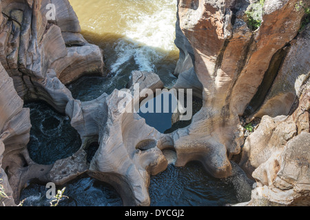 Fluss auf die Bourkes Schlaglöcher in Südafrika in der Nähe der Panoramaroute mit großen Canyons und Wasserfällen Stockfoto