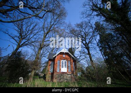 Klein Trebbow, Deutschland. 3. April 2014. Eine Ansicht der Gedenkstätte "Teehaus Trebbow" platziert in Klein Trebbow, Deutschland, 3. April 2014. Das Teehaus markiert den historischen Ort wo die Planer von dem Attentat auf Adolf Hitler, Claus Schenk Graf von Stauffenberg und Fritz-Dietlof von der Schulenburg, traf die Details über die Ermordung zu diskutieren. Mehrere Ausstellungen veranstaltet von Teehaus erinnern an die historische Begegnung am Ostern 1944.Photo stattfand: Jens Büttner/Dpa/Alamy Live News Stockfoto