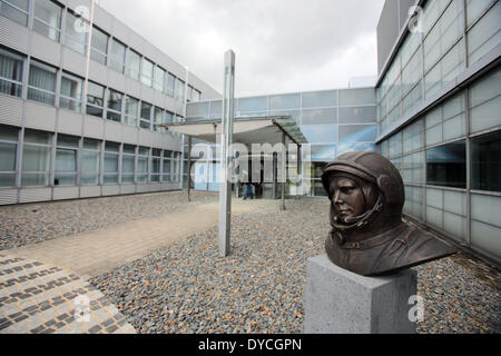 Köln, Deutschland. 14. April 2014. Eine Büste des sowjetischen Kosmonauten Yuri Gagarin steht Oin Front der ESA (European Space Agency) auf dem Gelände Deutschen Aerospace Center (DLR) in Köln, 14. April 2014. Die deutschen Bundes Staatsanwaltschaft hat eine Untersuchung nach einem Spionage-Angriff auf das Deutsche Zentrum für Luft-und Raumfahrt begonnen. Foto: OLIVER BERG/DPA/Alamy Live-Nachrichten Stockfoto