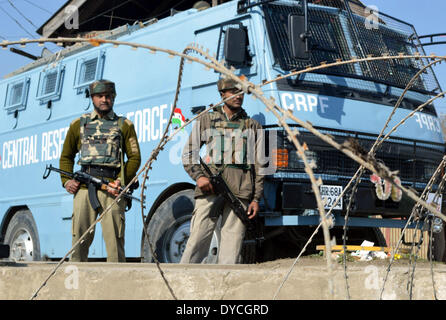 Srinagar, Kaschmir. 14. April 2014. Ein Haus unter Feuer, in dem zwei Militents halten sich seit gestern Eveing an Ahmad Nagar Randgebiet von Srinagar, Indien, Montag, am 14. April 2014 waren. Eine fast 20 Stunden Schießerei in Indien kontrollierten Kaschmir endete Montag nach Regierungstruppen zwei mutmaßliche Rebellen in der Himalaya-Region Hauptstadt getötet, sagte ein leitender Polizeibeamter. Bildnachweis: Shafat Sidiq/NurPhoto/ZUMAPRESS.com/Alamy Live-Nachrichten Stockfoto