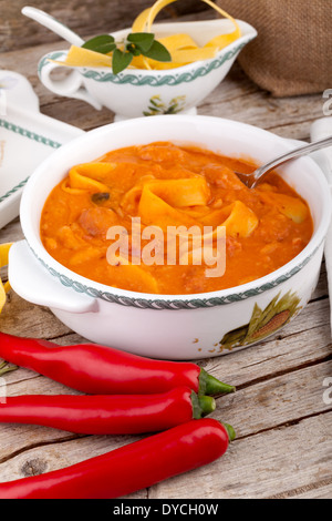 Bohnen Suppe mit Nudeln Stockfoto