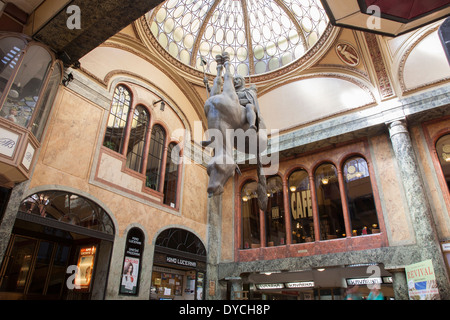 Skulptur - Pferd von David Cerny (1999) mit Kavarna "Lucerna" Cafe in Lucerna-Passage, Prag, Tschechische Republik Stockfoto