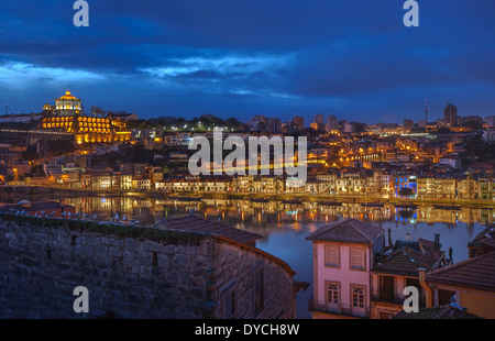 Nacht Panorama von Porto und Vila Nova De Gaia, Portugal Stockfoto