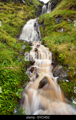 Wasserfälle und Fluss-Streams auf die Insel Runde in Herøy Kommune, Møre Og Romsdal Fylke, an der West Küste von Norwegen. Stockfoto