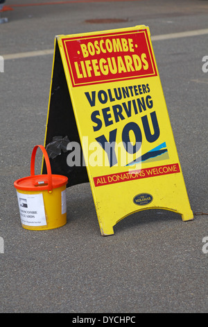 Boscombe Rettungsschwimmer Freiwillige dienen Ihnen, alle Spenden willkommen Bord an Boscombe Promenade, Bournemouth, Dorset UK im April Stockfoto