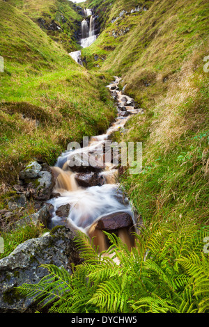 Wasserfälle und Fluss Streamen auf der Insel Runde in Herøy Kommune, Møre Og Romsdal Fylke, an der West Küste von Norwegen. Stockfoto