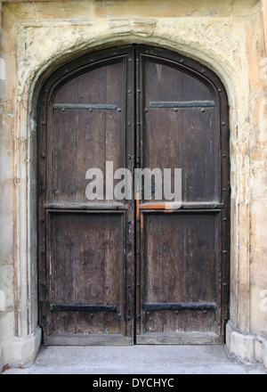 Mittelalterliche Eingangstür in der Innenstadt von London, UK Stockfoto