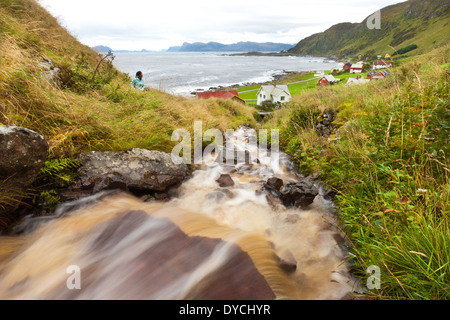 Kleiner Fluss strömen oberhalb des Dorfes Goksøyr auf der Insel Runde in Herøy Kommune, Møre Og Romsdal Fylke, Norwegen. Stockfoto