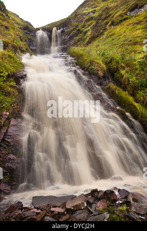 Wasserfälle auf der Insel Runde in Herøy Kommune, Møre Og Romsdal Fylke, an der West Küste von Norwegen. Stockfoto