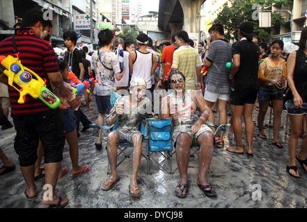 Bangkok, Thailand. 14. April 2014. Tausende Menschen beteiligen sich an einer Wasserschlacht während des Songkran-Wasser-Festivals in Silom Road. Das Songkran Festival, markieren das traditionelle thailändische Neujahrsfest feiert man jedes Jahr vom 13. April bis 15. Das Werfen von Wasser war traditionell ein Zeichen des Respekts und wollen auch während des Festivals. Bildnachweis: Sanji Dee/Alamy Live-Nachrichten Stockfoto