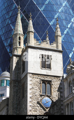 Die Antike und moderne (St. Andrew Undershaft Kirche mit der Gurke, die Gebäude im Hintergrund, London) Stockfoto