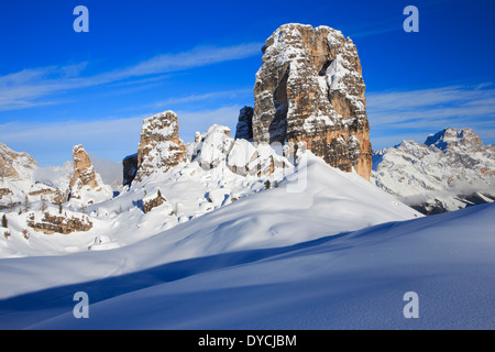 5 Torri Alpen Alpine Panorama Blick Berg Berge massiv Panorama Cinque Torri Dolomiten Europa Klippe Felsen Berggipfel Stockfoto