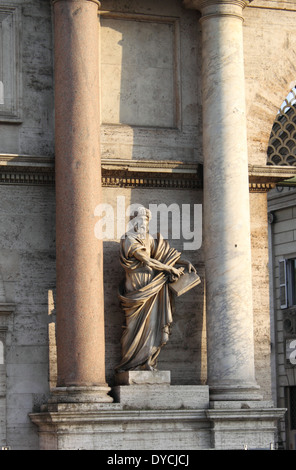 Statue des Heiligen Petrus in der Porta del Popolo in Rom, Italien Stockfoto