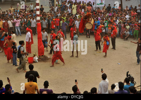 Dhaka, Bangladesch. 14. April 2014. Charak Puja ist eines der ältesten Festivals in Bangladesch der hinduistischen Religion. Es begann vor sehr langer Zeit in Bangladesch sondern in Dhaka City, ist es das erste Mal dieses Fest gefeiert. Heute ist auf dem Gebiet der Pogoj Schule in Sakharibazar, das Festival gefeiert. Charak-Puja ist eine ganz bezaubernde Volksfest der südlichen Gürtel von Bangladesh und Westbengal. Es ist auch bekannt als "Nil Puja". Die Gläubigen der hinduistischen Religion feiern dies am letzten Tag des Monats Chaitra (in bengalischer Kalender genannt Choitro). Bildnachweis: Pazifische Presse/Alamy Live Stockfoto