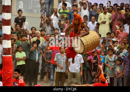 Dhaka, Bangladesch. 14. April 2014. Charak Puja ist eines der ältesten Festivals in Bangladesch der hinduistischen Religion. Es begann vor sehr langer Zeit in Bangladesch sondern in Dhaka City, ist es das erste Mal dieses Fest gefeiert. Heute ist auf dem Gebiet der Pogoj Schule in Sakharibazar, das Festival gefeiert. Charak-Puja ist eine ganz bezaubernde Volksfest der südlichen Gürtel von Bangladesh und Westbengal. Es ist auch bekannt als "Nil Puja". Die Gläubigen der hinduistischen Religion feiern dies am letzten Tag des Monats Chaitra (in bengalischer Kalender genannt Choitro). Bildnachweis: Pazifische Presse/Alamy Live Stockfoto