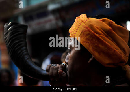 Dhaka, Bangladesch. 14. April 2014. Charak Puja ist eines der ältesten Festivals in Bangladesch der hinduistischen Religion. Es begann vor sehr langer Zeit in Bangladesch sondern in Dhaka City, ist es das erste Mal dieses Fest gefeiert. Heute ist auf dem Gebiet der Pogoj Schule in Sakharibazar, das Festival gefeiert. Charak-Puja ist eine ganz bezaubernde Volksfest der südlichen Gürtel von Bangladesh und Westbengal. Es ist auch bekannt als "Nil Puja". Die Gläubigen der hinduistischen Religion feiern dies am letzten Tag des Monats Chaitra (in bengalischer Kalender genannt Choitro). Bildnachweis: Pazifische Presse/Alamy Live Stockfoto