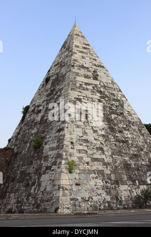 Landschaftsansicht der Cestius-Pyramide in Rom, Italien Stockfoto