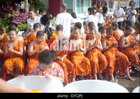 Bangkok, Thailand - Mönche feiern Songkran Festival, Thai Neujahr Novizen Mönche mit geweihtem Wasser gegossen wird. Stockfoto