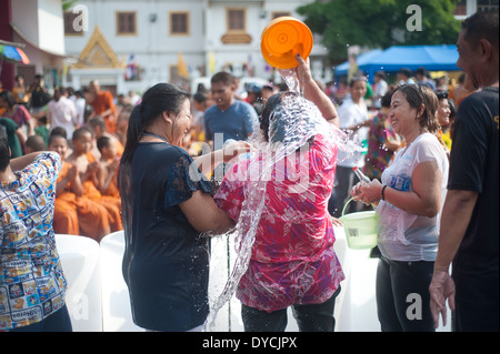 Bangkok, Thailand - gießt Mönche Thai Neujahr Songkran Festival feiert Frau Wasser auf sich Stockfoto