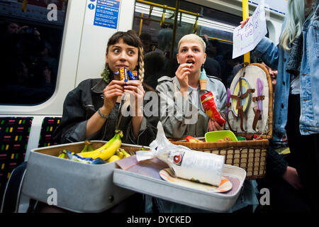 London, UK. 14. April 2014. #circlelinelunchparty von Lucy Brisbane aus Protest gegen die Facebook und Tumblr Seite Einrichten von Fotografen Tony Burke mit dem Titel 'Frauen, die Essen auf Tubes'. Burke und Brisbane auf BBC Radio 4 heute auf Freitag, 11. April 2014, befragt Burkes Kommentare während, die weithin wahrgenommen wurden, um frauenfeindliche und objektivierenden Frauen zu sein. Die Circle Line Mittagessen Partei, die um 13:30 von High Street Kensington, London, begann zog eine Vielzahl von Pic-nic'ers, einschließlich Männer Essen in Solidarität mit dem Protest, und drücken Sie. Bildnachweis: Francesca Moore/Alamy Live-Nachrichten Stockfoto