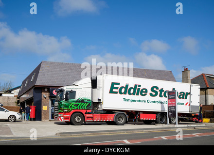 Eddie Stobart temperaturgeführte Distribution Lieferung LKW liefern zu einem Tesco Express-Geschäft. Wales UK Großbritannien Stockfoto