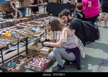 Käufer an der ursprünglichen Brooklyn Flea in der Nähe von Clinton Hill Stockfoto