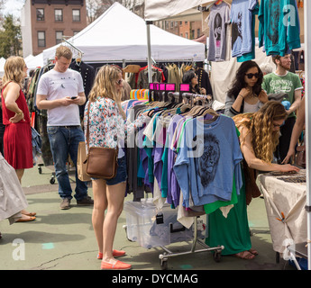 Käufer an der ursprünglichen Brooklyn Flea in der Nähe von Clinton Hill Stockfoto