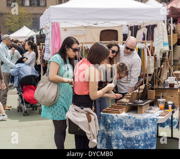 Käufer an der ursprünglichen Brooklyn Flea in der Nähe von Clinton Hill Stockfoto