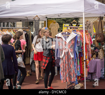 Käufer an der ursprünglichen Brooklyn Flea in der Nähe von Clinton Hill Stockfoto