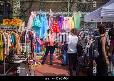 Käufer an der ursprünglichen Brooklyn Flea in der Nähe von Clinton Hill Stockfoto