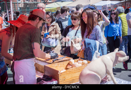 Käufer an der ursprünglichen Brooklyn Flea in der Nähe von Clinton Hillget ihre Steinpilze fix Stockfoto