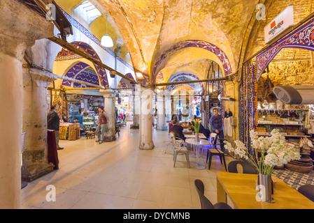 Cafe im älteren Teil des Grand Bazaar (Kapaliçarsi), Istanbul, Türkei Stockfoto