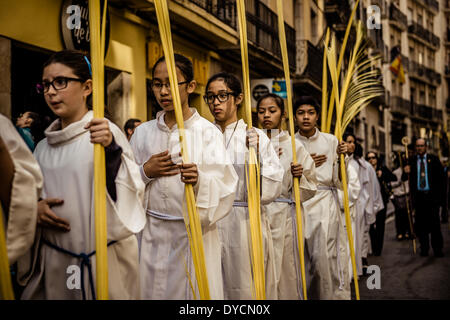 Barcelona, Spanien. 13. April 2014: Diener mit ihren Handflächen beteiligen sich an der Palmprozession am Palmsonntag der Bruderschaft der "Gran Poder und Macarena Esperanza" Iin Barcelona Credit: Matthi/Alamy Live-Nachrichten Stockfoto