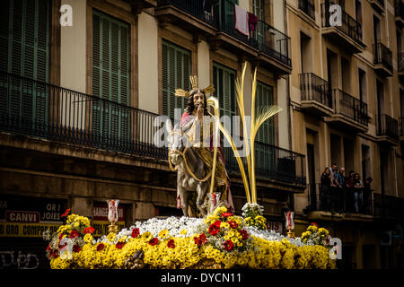 Barcelona, Spanien. 13. April 2014: "Esel Float" der Bruderschaft der "Gran Poder und Macarena Esperanza" durch Barcelona getragen wird, während der Prozession am Palmsonntag Credit: Matthi/Alamy Live-Nachrichten Stockfoto