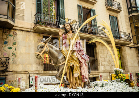 Barcelona, Spanien. 13. April 2014: "Esel Float" der Bruderschaft der "Gran Poder und Macarena Esperanza" durch Barcelona getragen wird, während der Prozession am Palmsonntag Credit: Matthi/Alamy Live-Nachrichten Stockfoto
