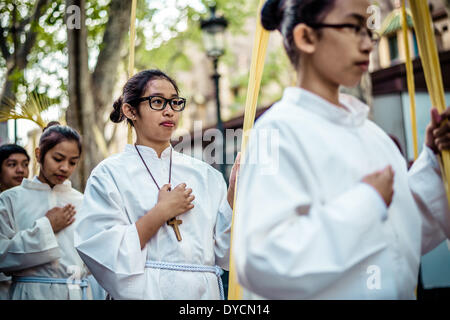 Barcelona, Spanien. 13. April 2014: Diener mit ihren Handflächen nehmen Teil in der Palmsonntag Prozession der Bruderschaft der "Gran Poder und Macarena Esperanza" in Barcelona Kredit: Matthi/Alamy Live-Nachrichten Stockfoto