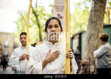 Barcelona, Spanien. 13. April 2014: Diener mit ihren Handflächen nehmen Teil in der Palmsonntag Prozession der Bruderschaft der "Gran Poder und Macarena Esperanza" in Barcelona Kredit: Matthi/Alamy Live-Nachrichten Stockfoto