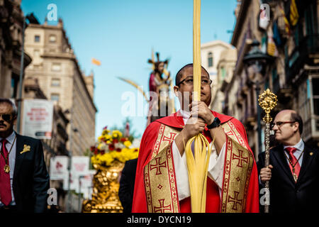 Barcelona, Spanien. 13. April 2014: Eine Kleriker beteiligt sich an der Palmprozession am Palmsonntag der Bruderschaft der "Gran Poder und Macarena Esperanza" in Barcelona Credit: Matthi/Alamy Live-Nachrichten Stockfoto