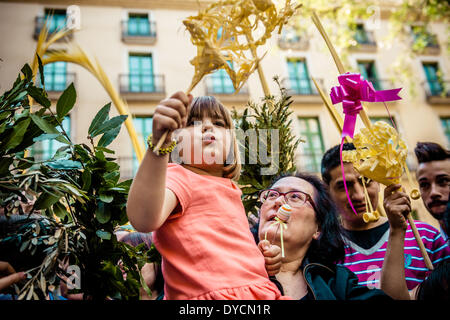 Barcelona, Spanien. 13. April 2014: Ein Verehrer ihrer Handfläche "Wellenlinien" wie der Pfarrer von St. Augustin Kirche sie nach der Prozession am Palmsonntag in Barcelona Credit segnet: Matthi/Alamy Live-Nachrichten Stockfoto
