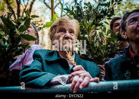Barcelona, Spanien. 13. April 2014: Ein Verehrer ihrer Handfläche "Wellenlinien" wie der Pfarrer von St. Augustin Kirche sie nach der Prozession am Palmsonntag in Barcelona Credit segnet: Matthi/Alamy Live-Nachrichten Stockfoto