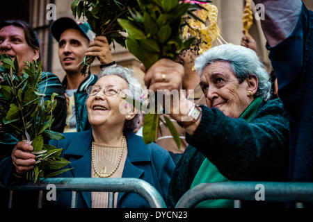 Barcelona, Spanien. 13. April 2014: Ein Verehrer ihrer Handfläche "Wellenlinien" wie der Pfarrer von St. Augustin Kirche sie nach der Prozession am Palmsonntag in Barcelona Credit segnet: Matthi/Alamy Live-Nachrichten Stockfoto