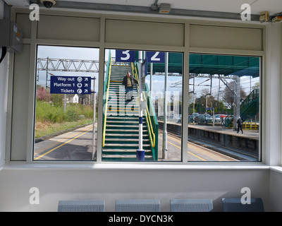 Ältere Mann kämpft auf Bahn Bahnhof Treppe in Sandbach Cheshire UK Stockfoto
