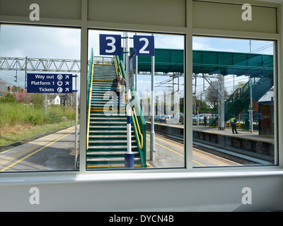 Ältere Mann kämpft auf Bahn Bahnhof Treppe in Sandbach Cheshire UK Stockfoto