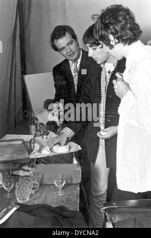 Wer Manager Kit Lambert auf der linken Seite mit Keith Moon (Mitte) und Pete Townshend 1967 Stockfoto