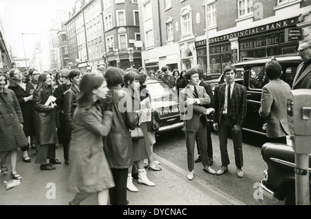 DIE SMALL FACES pop-Gruppe mit den Fans in London im März 1966 Stockfoto