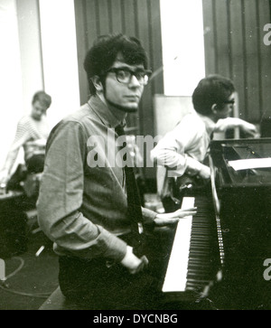 MANFRED MANN-pop-Gruppe in einem Tonstudio im September 1964 von links: Mike Hugg, Manfred Mann, Tom McGuiness Stockfoto