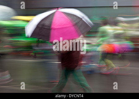 WA09539-00... WASHINGTON - Person mit einem Regenschirm an einem regnerischen Tag in Seattle. Stockfoto