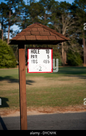 Ein Zeichen für Loch 10 auf Pinehurst Nummer 2 Golfplatz im Pinehurst Resort and Country Club in North Carolina Stockfoto