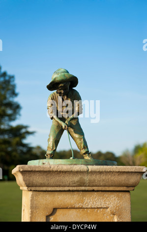 Die "Putter Boy" Sonnenuhr Skulptur im Pinehurst Resort and Country Club in Pinehurst, North Carolina Stockfoto